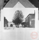 Porte de Metz et bureau de garnison, place de la République vers 1900 (reproduction d'une photo de Engel)