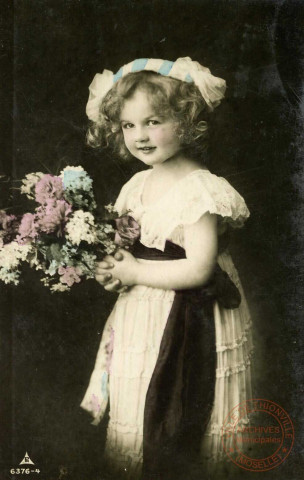 [Portrait d'une petite fille portant un bouquet de fleurs]