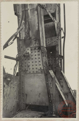 Grue à charbon, état de la charpente, une bonne partie des rivets, des fers et des cornières sont à remplacer