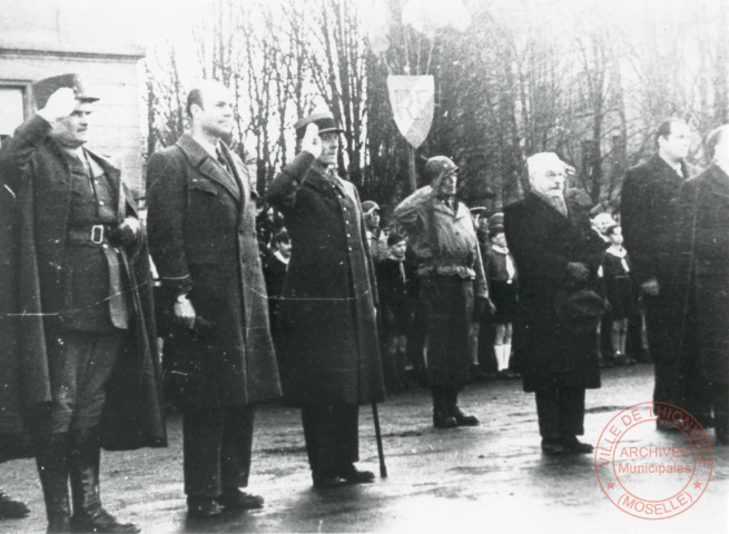 Fête de la Libération : les personnalités devant l'hôtel de ville provisoire (à gauche le Gal Dody gouverneur de Metz et Cdt de la 21ème Région)