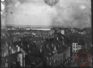 [Vue panoramique de Thionville prise depuis le Beffroi vers 1910. Premier plan, la place du Marché, puis l'hôpital Sainte-Elisabeth et le Niederfield. Au fond les près du Niederfield inondés]