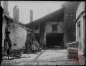 Cour intérieure d'une maison non identifiée, le 01/02/1941