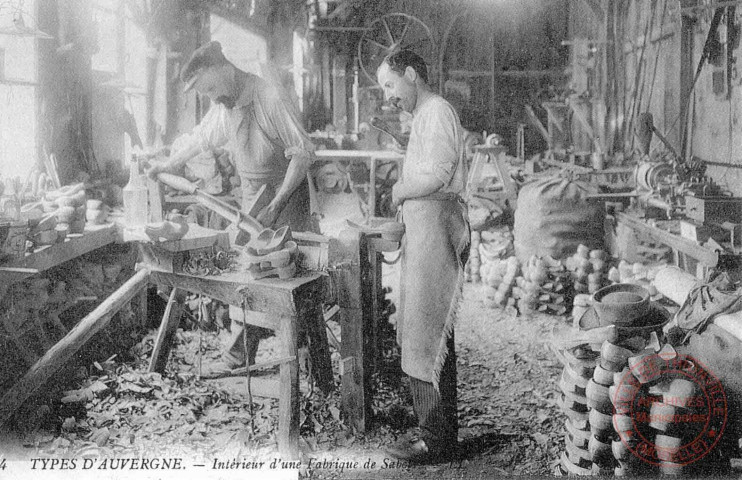 Cartes d'Autrefois (1890-1920) - Industrie - Types d'Auvergne - Intérieur d'une Fabrique de Sabots