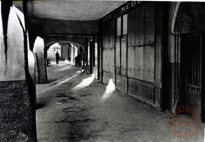 Thionville - Place du Marché - sous les Arcades [magasin MEDOC]