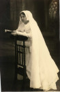 [Photographie de jeunes filles en communiantes]
