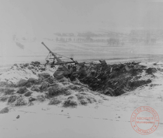 Une pièce anti-aérienne de 40mm Bofors est en protection d'unités de la 90th Infantery Division. Elle est servie, de gauche à droite, par le soldat Angelo Perfetti, les caporaux Bernard E. Estes et John V. Hutcheson du 537th AA Bataillon (3e Armée). Près de Veckring, le 5 janvier 1945