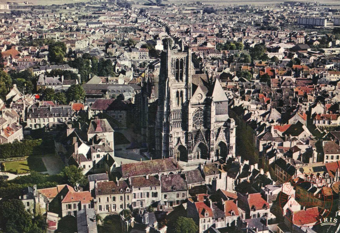 Meaux (Seine-et-Marne) - La façade de la Cathédrale Saint-Etienne (XIIe et XIIIe s.) et le Palais épiscopal (XIIe et XVIe s.) actuellement Musée Bossuet