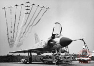 Journée des bases, Colmar-Meyenheim, le 17 juin 1962 - Base aérienne 132 Colmar, un Mirage 3c armé en premier plan et passage de la patrouille de France dans le ciel