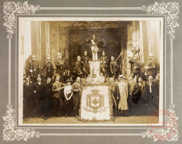 [Photographie d'une manifestation, place du marché, en l'honneur des 100 ans du corps des sapeurs-pompiers de Thionville]