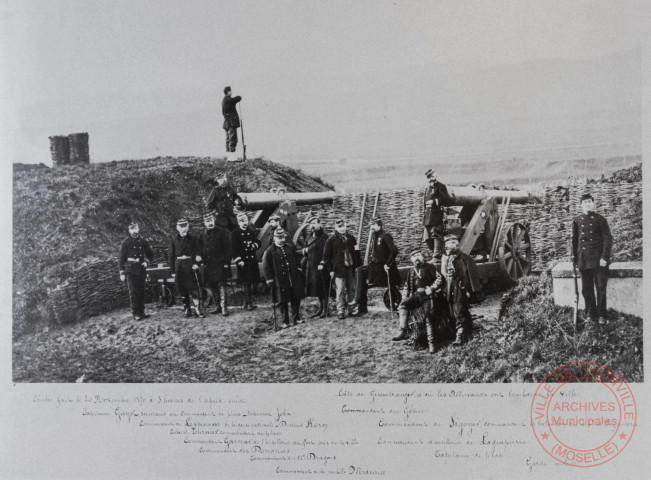 Photo de groupe réalisée côte de Guentrange le 20 novembre 1870. De gauche à droite, Capitaine Guyot, Intendant Joba, Commandant de Lespinasse de la garde nationale, docteur Korn, Colonel Turnier commandant de la place, commandant Garnier de l'artillerie du fort, Commandant des Douaniers, Commandant du 11e Dragons, Commandant de la mobile Maurice, Commandant de Sigoyer commandant le bataillon du 44e d'Infanterie, Commandant d'artillerie de Laguepierre, Capitaine de place, Garde mobile.