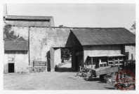 Château de Roussy-le-Bourg (commune de Roussy-le-Village). Cour et Porche