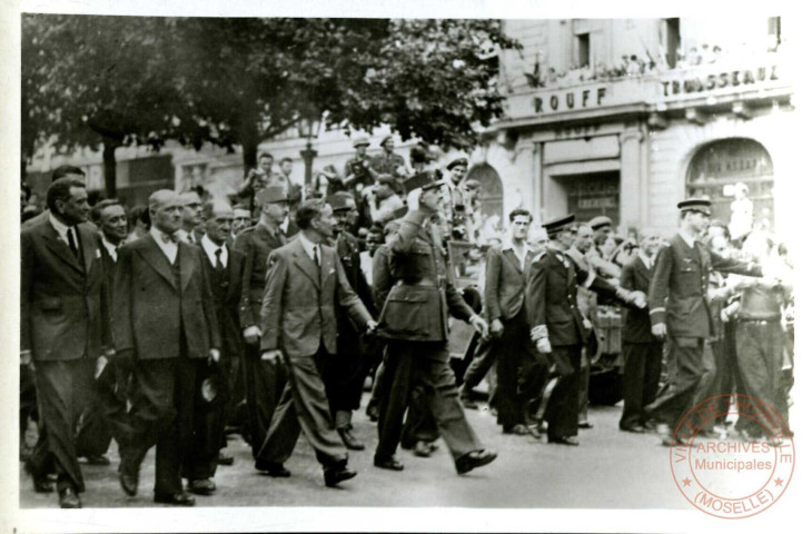 Le général de GAULLE descend les Champs Elysées