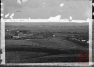 [Vue générale de Basse Guentrange avec son vignoble. A gauche, "La Guinguette". Au fond à gauche Thionville entourée de ses remparts. A droite une partie du faubourg industriel de Beauregard]