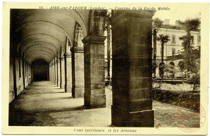 Aire-sur-l'Adour (Landes) - Caserne de la Garde Mobile - Cour Intérieure et les Arceaux