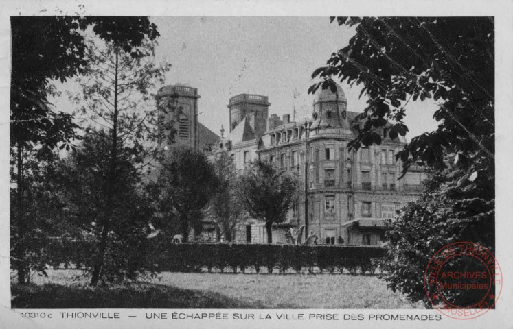 Thionville - Une échappée sur la ville prise des promenades (Le théâtre Union en premier plan et l'église Saint-Maximin en fond)