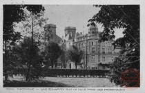 Thionville - Une échappée sur la ville prise des promenades (Le théâtre Union en premier plan et l'église Saint-Maximin en fond)