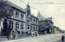 rue du maréchal Foch avec école protestante et mairie
