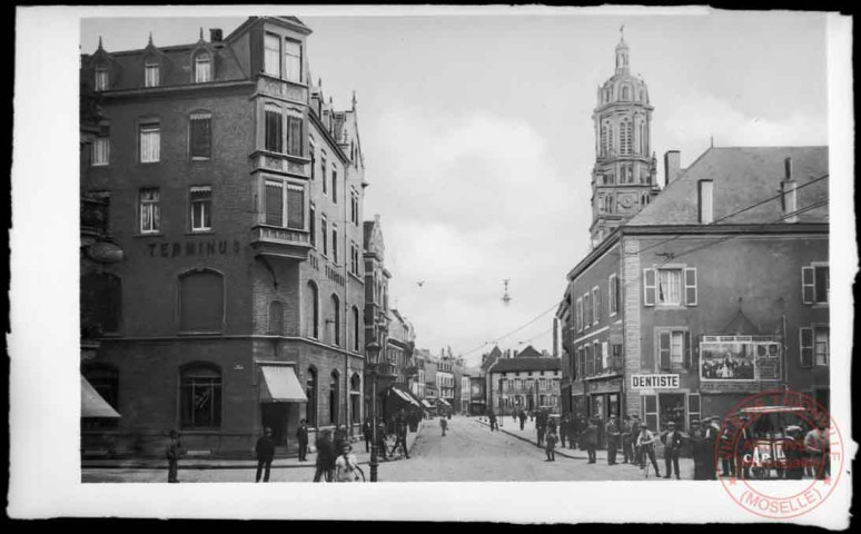 Hayange - L'Hôtel Terminus à gauche. Vue prise depuis la place du Marché vers la Grand Rue