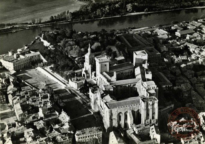 En Comtat Venassin - Avignon (Vaucluse) - Vue aérienne - Le Palais des Papes et le Rhône