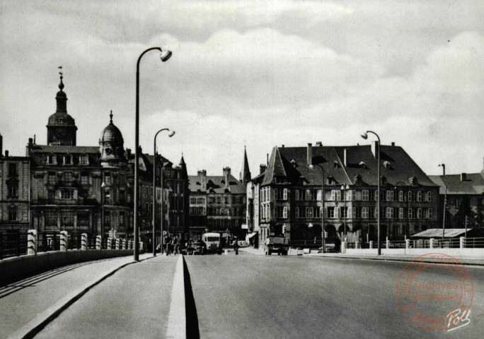 Thionville (Moselle) - Le pont des Alliés. - Pont couvert en 1675, remplacé en 1846, détruit en 1940, reconstruit en 1951