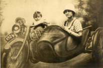 [Photographie de Yvonne Martha née Hourte avec sa fille Suzanne]