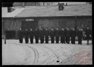 Foire exposition de 1948 - Militaires en rang devant le service des eaux