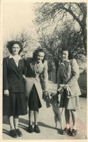 3 jeunes femmes posent avec un chien dans la rue