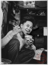 Hong-Kong, avril 1962 - Portrait d'un jeune homme mangeant avec ses baguettes