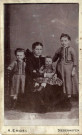 [Portrait de Élisabeth Ledure, épouse de Nicolas Pals, avec ses trois filles Marie, Victorine et Élisabeth en 1875]