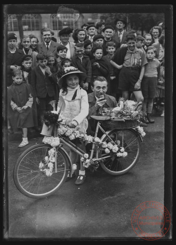 Foire exposition de 1948 - Enfants avec des vélos fleuris