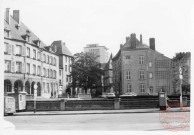 Hôtel de Ville - au fond l'ancienne maison des Créhange-Pittange - Thionville