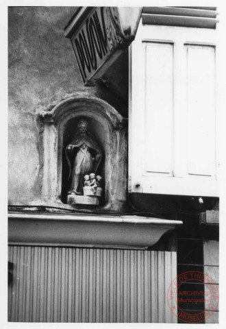 17 rue du Mersch, niche avec statue de Saint-Nicolas