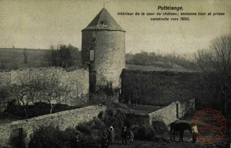 Puttelange : Entrée du château : Vestiges de l'ancien château féodal détruit vers 1630 : Les chevaliers de Puttelange sont cités à partir du XIIIème siècle