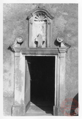 Entrée de la chapelle Saint-Pierre de Semming (commune de Rodemack)