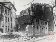 [Destruction du bâtiment à proximité de la Tour aux Puces]