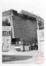 Maison à gauche au 66 rue du Général Simmer, au fond le mur d'enceinte du château