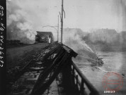 Les régiments de la 10e DB US franchissent le pont construit par les unités du génie américain. Le secteur de franchissement est constamment sous le feu de l'artillerie allemande. Les débris de l'ancien pont sont encore fumants! Thionville le 17 novembre 1944