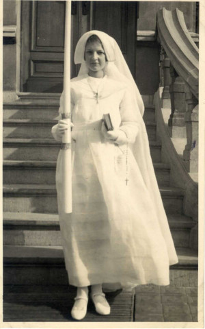 [Photographie d'une jeune fille en tenue de communiante]