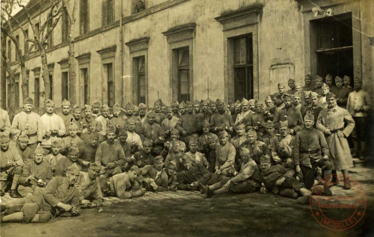 Thionville - [Vue de militaires posant devant leur casernement vers 1920]