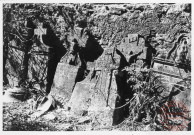 Ensemble de tombes situées dans l'ancien cimetière de Oeutrange (à droite de l'église)