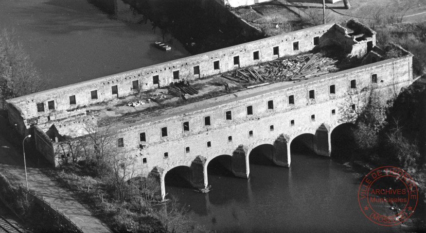 Vue aérienne du Pont-Ecluse Sud de Thionville en novembre 1970