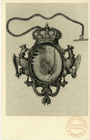 Insigne de Héraut d'armes de Lorraine et Barrois, attribué à Claude Charles (XVIIIe siècle). - Nancy, Musée historique lorrain, au palais ducal. Série IV : objet d'art. - Vers 1903-1940. - Noir et blanc. -