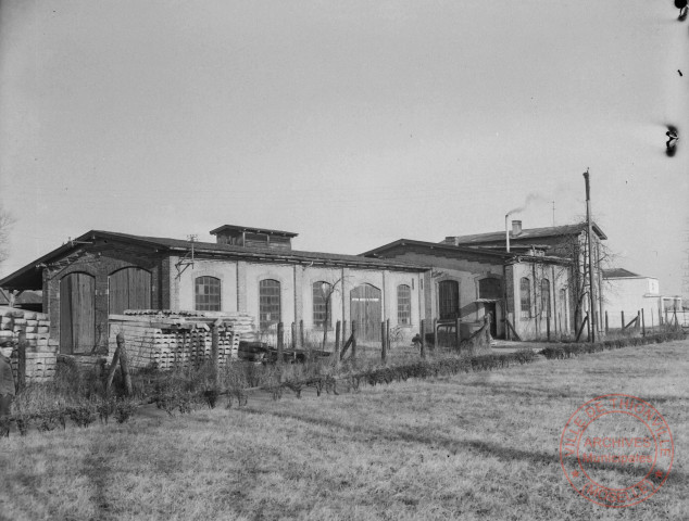 [Ancienne remise et installations pour l'entretien et la préparation journalière des locomotives du "Jaengelchen" (petit Jean en dialecte), qui reliait Mondorf à Thionville. Quartier Saint-François, ce bâtiment sert au crématorium depuis 1988]