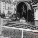 [Le mineur, statue en bois rue du Pont (actuellement rue Ditsch). On y plantait des clous pour l'emprunt de guerre allemand, il est écrit "Noch nie ward Deutschland uber wunden wenn es einig war" en français "L'Allemagne n'a jamais été vaincue lorsqu'elle était unie"]