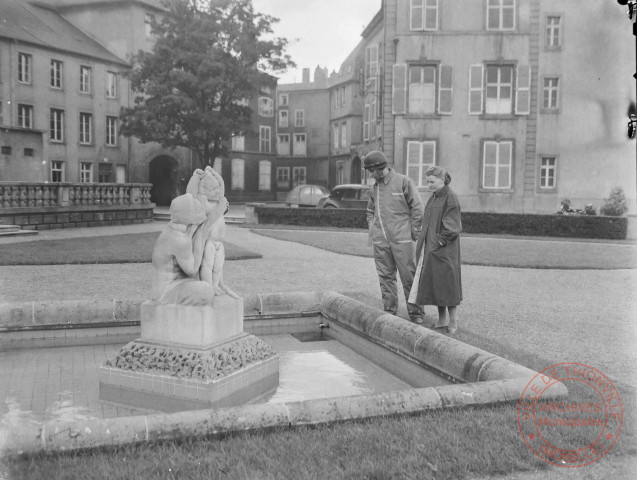 [Cour du Château, statue "Le Bain" de Charles Cassou qui était à la place de l'actuel buste de Robert Schuman]