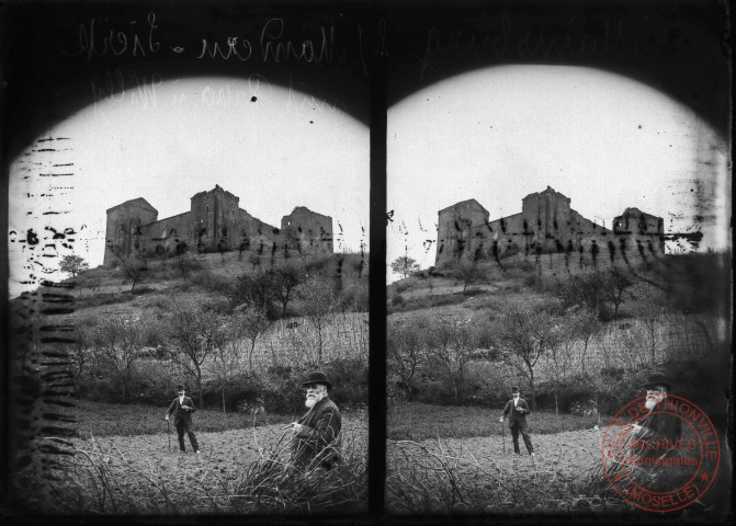 [Stéréoscopie - Le château de Malbrouck à Manderen, l'homme moustachu et M. Engel (père), photographe]