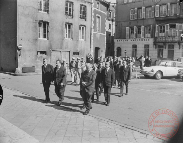 [Personnes se rendant à une cérémonie religieuse à l'église Saint-Maximin - Place de l'Eglise]