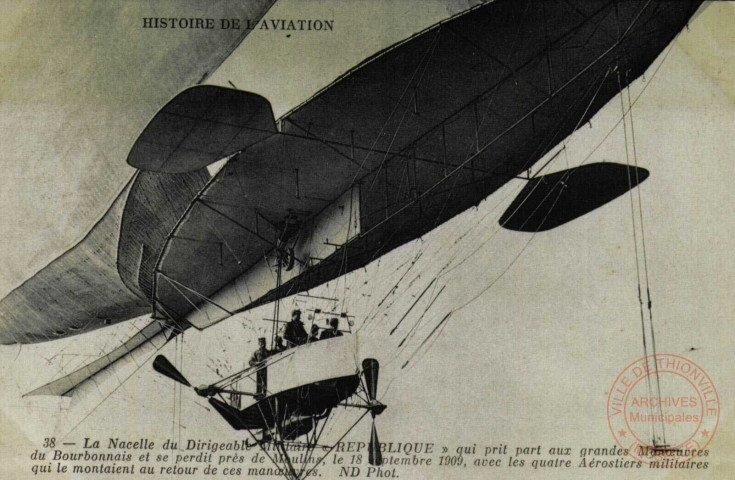 HISTOIRE DE L'AVIATION - La Nacelle du Dirigeable Militaire ' REPUBLIQUE' qui prit part aux grandes Manoeuvres du Bourbonnais et se perdit près de Moulins, le 18 septembre 1909, avec les quatre Aérostiers militaires qui le montaient au retour de ces manoeuvres