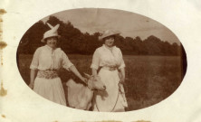 [Portrait de Yvonne Hourte et une autre jeune femme à la campagne accompagnées d'un mouton en 1915]