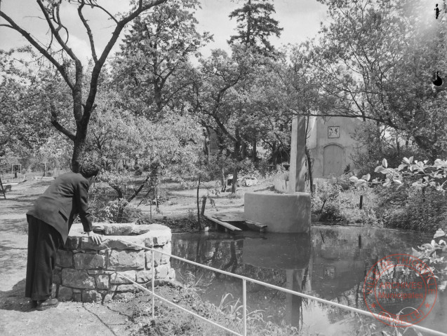 [Parc Napoléon, création du pont en pierre et entretien par les employés municipaux]